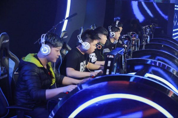 雷霆却以更 雷霆却以更